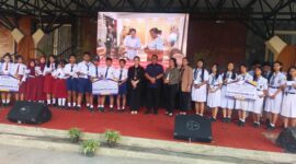 Anggota DPR RI Komisi X dari Partai NasDem, Eva Stevani Rataba (ESR), menyerahkan secara simbolis bantuan Program Indonesia Pintar (PIP) kepada 2.880 siswa berlangsung di Alun-Alun Rantepao, Toraja Utara, Senin (28/7/2025) (Foto: Humas)
