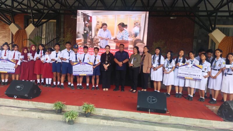 Anggota DPR RI Komisi X dari Partai NasDem, Eva Stevani Rataba (ESR), menyerahkan secara simbolis bantuan Program Indonesia Pintar (PIP) kepada 2.880 siswa berlangsung di Alun-Alun Rantepao, Toraja Utara, Senin (28/7/2025) (Foto: Humas)