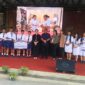 Anggota DPR RI Komisi X dari Partai NasDem, Eva Stevani Rataba (ESR), menyerahkan secara simbolis bantuan Program Indonesia Pintar (PIP) kepada 2.880 siswa berlangsung di Alun-Alun Rantepao, Toraja Utara, Senin (28/7/2025) (Foto: Humas)