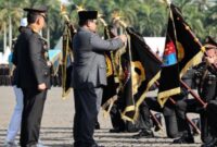 Presiden Prabowo Tegaskan Polisi Tangguh Harus Bela Rakyat Miskin dan Tertindas. Hal itu ia sampaikan saat memimpin langsung Upacara Peringatan Hari Bhayangkara ke-79 di Lapangan Monumen Nasional (Monas), Jakarta, Selasa (1/7/2025) ( Foto: Istimewa).