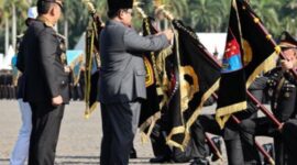 Presiden Prabowo Tegaskan Polisi Tangguh Harus Bela Rakyat Miskin dan Tertindas. Hal itu ia sampaikan saat memimpin langsung Upacara Peringatan Hari Bhayangkara ke-79 di Lapangan Monumen Nasional (Monas), Jakarta, Selasa (1/7/2025) ( Foto: Istimewa).