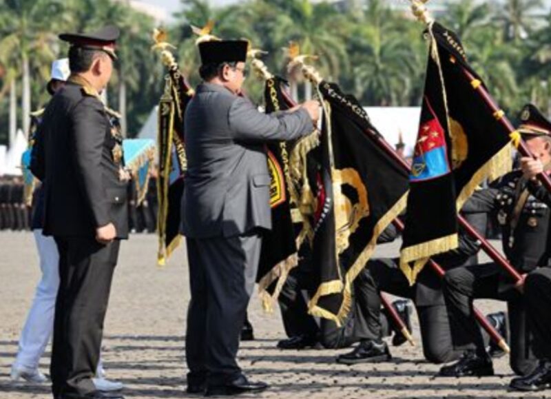 Presiden Prabowo Tegaskan Polisi Tangguh Harus Bela Rakyat Miskin dan Tertindas. Hal itu ia sampaikan saat memimpin langsung Upacara Peringatan Hari Bhayangkara ke-79 di Lapangan Monumen Nasional (Monas), Jakarta, Selasa (1/7/2025) ( Foto: Istimewa).