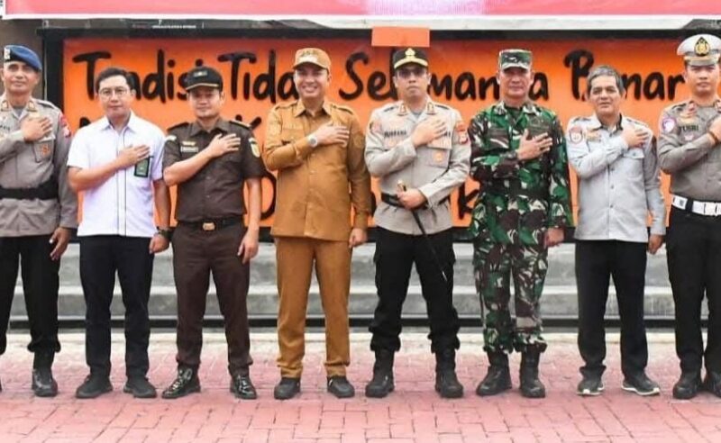 Kapolres Luwu Utara AKBP Nugraha Pamungkas didampingi Bupati Andi Abdul Rahim dan Forkopimda usai Apel Gelar Pasukan di Mapolres Lutra, Senin (14/7/2025) (Foto: Humas).