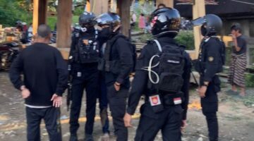 Personel Perintis Presisi Satuan Samapta Polres Toraja Utara menggerebek lokasi praktik judi sabung ayam di wilayah Lembang Tondon Matallo, Kecamatan Tondon, pada Kamis (17/7/2025) (Foto: Humas).