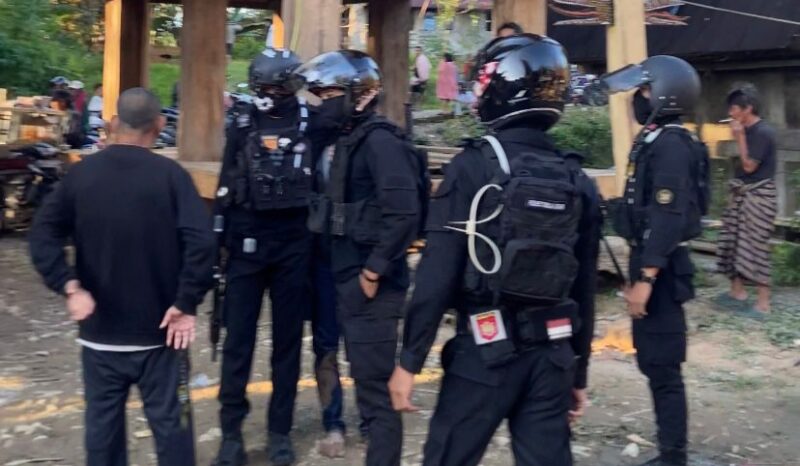 Personel Perintis Presisi Satuan Samapta Polres Toraja Utara menggerebek lokasi praktik judi sabung ayam di wilayah Lembang Tondon Matallo, Kecamatan Tondon, pada Kamis (17/7/2025) (Foto: Humas).