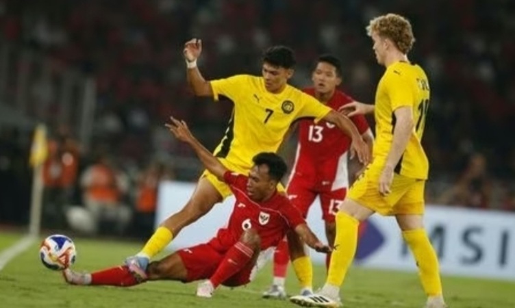 Garuda Muda tampil menekan sepanjang laga melawan Malaysia di penyisihan Grup A Piala AFF U-23 2025, namun pertandingan berakhir imbang tanpa gol di Stadion Utama Gelora Bung Karno, Jakarta, Senin (21/7/2025) (Foto: Istimewa).
