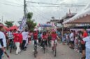 Bupati Toraja Utara, Frederik Viktor Palimbong, didampingi Ketua Bawaslu Toraja Utara, Briken Linde Bonting, yang melepas peserta fun bike, di depan alun-alun kota Rantepao, Sabtu (16/8/25).
