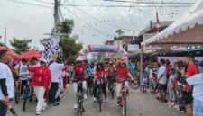 Bupati Toraja Utara, Frederik Viktor Palimbong, didampingi Ketua Bawaslu Toraja Utara, Briken Linde Bonting, yang melepas peserta fun bike, di depan alun-alun kota Rantepao, Sabtu (16/8/25).