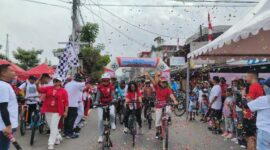 Bupati Toraja Utara, Frederik Viktor Palimbong, didampingi Ketua Bawaslu Toraja Utara, Briken Linde Bonting, yang melepas peserta fun bike, di depan alun-alun kota Rantepao, Sabtu (16/8/25).