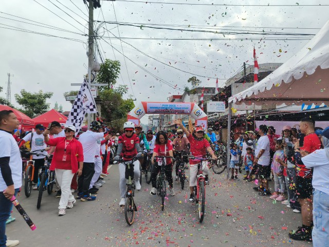Bupati Toraja Utara, Frederik Viktor Palimbong, didampingi Ketua Bawaslu Toraja Utara, Briken Linde Bonting, yang melepas peserta fun bike, di depan alun-alun kota Rantepao, Sabtu (16/8/25).
