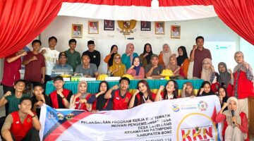 Mahasiswa KKN Gel 114 Berpose Bersama Perangkat Desa Latellang, Bone, Usai Menggelar Penyuluhan Hukum Terkait Pencegahan Kenakalan Remaja, Jumat (25/07/25). Foto (Istimewa)