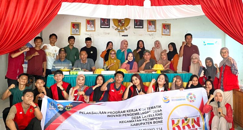 Mahasiswa KKN Gel 114 Berpose Bersama Perangkat Desa Latellang, Bone, Usai Menggelar Penyuluhan Hukum Terkait Pencegahan Kenakalan Remaja, Jumat (25/07/25). Foto (Istimewa)