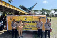 Kapolres Toraja Utara AKBP Stephanus Luckyto A.W bersama jajaran dan Kepala Dinas Ketahanan Pangan Toraja Utara Paulus Batti, menggelar Gerakan Pangan Murah hasil kerja sama Pemda, Polres Toraja Utara, dan Perum Bulog di Rantepao, Selasa (5/8/2025) (Foto: Humas).