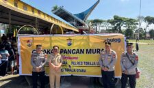 Kapolres Toraja Utara AKBP Stephanus Luckyto A.W bersama jajaran dan Kepala Dinas Ketahanan Pangan Toraja Utara Paulus Batti, menggelar Gerakan Pangan Murah hasil kerja sama Pemda, Polres Toraja Utara, dan Perum Bulog di Rantepao, Selasa (5/8/2025) (Foto: Humas).