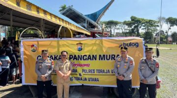 Kapolres Toraja Utara AKBP Stephanus Luckyto A.W bersama jajaran dan Kepala Dinas Ketahanan Pangan Toraja Utara Paulus Batti, menggelar Gerakan Pangan Murah hasil kerja sama Pemda, Polres Toraja Utara, dan Perum Bulog di Rantepao, Selasa (5/8/2025) (Foto: Humas).