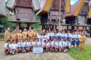 Anggota DPR RI Fraksi NasDem, Eva Stevany Rataba, bersama para siswa penerima bantuan Program Indonesia Pintar (PIP) Jalur Aspirasi 2025 didampingi para guru dan jajaran pemerintah setempat usai penyerahan simbolis bantuan pendidikan di Tongkonan Taruna, Kelurahan Tongko Sarapung, Kecamatan Sangalla, Kabupaten Tana Toraja, Senin (4/8/2025) (Foto: Humas).