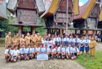 Anggota DPR RI Fraksi NasDem, Eva Stevany Rataba, bersama para siswa penerima bantuan Program Indonesia Pintar (PIP) Jalur Aspirasi 2025 didampingi para guru dan jajaran pemerintah setempat usai penyerahan simbolis bantuan pendidikan di Tongkonan Taruna, Kelurahan Tongko Sarapung, Kecamatan Sangalla, Kabupaten Tana Toraja, Senin (4/8/2025) (Foto: Humas).