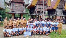 Anggota DPR RI Fraksi NasDem, Eva Stevany Rataba, bersama para siswa penerima bantuan Program Indonesia Pintar (PIP) Jalur Aspirasi 2025 didampingi para guru dan jajaran pemerintah setempat usai penyerahan simbolis bantuan pendidikan di Tongkonan Taruna, Kelurahan Tongko Sarapung, Kecamatan Sangalla, Kabupaten Tana Toraja, Senin (4/8/2025) (Foto: Humas).