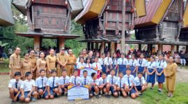 Anggota DPR RI Fraksi NasDem, Eva Stevany Rataba, bersama para siswa penerima bantuan Program Indonesia Pintar (PIP) Jalur Aspirasi 2025 didampingi para guru dan jajaran pemerintah setempat usai penyerahan simbolis bantuan pendidikan di Tongkonan Taruna, Kelurahan Tongko Sarapung, Kecamatan Sangalla, Kabupaten Tana Toraja, Senin (4/8/2025) (Foto: Humas).