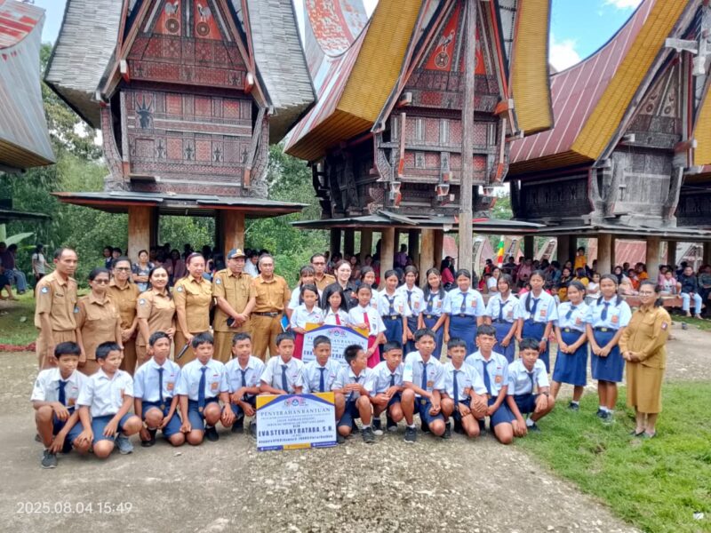 Anggota DPR RI Fraksi NasDem, Eva Stevany Rataba, bersama para siswa penerima bantuan Program Indonesia Pintar (PIP) Jalur Aspirasi 2025 didampingi para guru dan jajaran pemerintah setempat usai penyerahan simbolis bantuan pendidikan di Tongkonan Taruna, Kelurahan Tongko Sarapung, Kecamatan Sangalla, Kabupaten Tana Toraja, Senin (4/8/2025) (Foto: Humas).