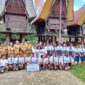 Anggota DPR RI Fraksi NasDem, Eva Stevany Rataba, bersama para siswa penerima bantuan Program Indonesia Pintar (PIP) Jalur Aspirasi 2025 didampingi para guru dan jajaran pemerintah setempat usai penyerahan simbolis bantuan pendidikan di Tongkonan Taruna, Kelurahan Tongko Sarapung, Kecamatan Sangalla, Kabupaten Tana Toraja, Senin (4/8/2025) (Foto: Humas).