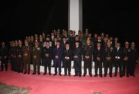 Kapolres Toraja Utara AKBP Stephanus Luckyto A.W bersama Forkopimda mengikuti Apel Kehormatan dan Renungan Suci HUT RI ke-80 di TMP Buntu Lepong, Rantepao, Sabtu  malam (16/8/2025) (Foto: Humas).