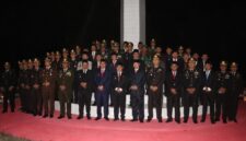 Kapolres Toraja Utara AKBP Stephanus Luckyto A.W bersama Forkopimda mengikuti Apel Kehormatan dan Renungan Suci HUT RI ke-80 di TMP Buntu Lepong, Rantepao, Sabtu  malam (16/8/2025) (Foto: Humas).