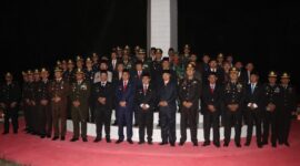 Kapolres Toraja Utara AKBP Stephanus Luckyto A.W bersama Forkopimda mengikuti Apel Kehormatan dan Renungan Suci HUT RI ke-80 di TMP Buntu Lepong, Rantepao, Sabtu  malam (16/8/2025) (Foto: Humas).