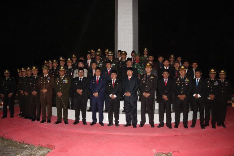 Kapolres Toraja Utara AKBP Stephanus Luckyto A.W bersama Forkopimda mengikuti Apel Kehormatan dan Renungan Suci HUT RI ke-80 di TMP Buntu Lepong, Rantepao, Sabtu  malam (16/8/2025) (Foto: Humas).