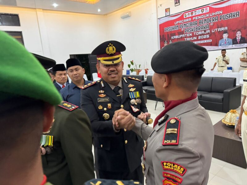 Kapolres Toraja Utara AKBP Stephanus Luckyto A.W menghadiri upacara pengukuhan Paskibraka 2025 di Hotel Bobatu Hera, Tallunglipu, Toraja Utara, Jumat (15/8/2025) (Foto: Humas).