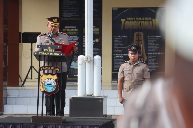 Kapolres Toraja Utara pimpin upacara Hari Juang Polri 2025, tekankan dedikasi, integritas, dan pelayanan terbaik untuk masyarakat berlangsung di halaman Mapolres Toraja Utara, Kamis pagi (21/08/2025) (Foto: Humas).