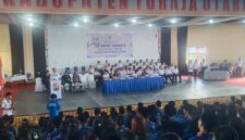 Bupati Toraja Utara Serahkan 1.300 SK PPPK Tahap I Formasi 2024: Kontrak Berlaku Satu Tahun, digelar di Gedung Art Center, Kecamatan Rantepao, Rabu (6/8/2025) (Foto: Humas).