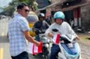Kasat Intelkam Iptu Desi Salinding membagikan bendera Merah putih kepada pengendara penguna jalan, Rabu (6/8/2025) (Foto: Humas).