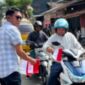 Kasat Intelkam Iptu Desi Salinding membagikan bendera Merah putih kepada pengendara penguna jalan, Rabu (6/8/2025) (Foto: Humas).