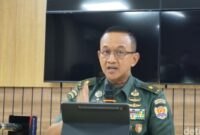 Kepala Dinas Penerangan Angkatan Darat (Kadispenad) Brigjen TNI Wahyu Yudhayana menyebutkan Kasus Kematian Prada Lucky, jumlah tersangka anggota TNI bertambah menjadi 20 Orang, ucapnya di Mabes TNI AD, Jakarta Pusat, Senin (11/8/2025) (Foto: Istimewa).