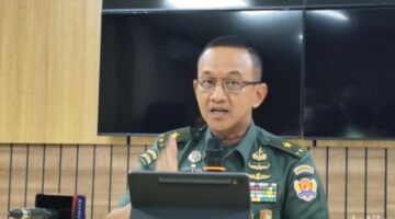 Kepala Dinas Penerangan Angkatan Darat (Kadispenad) Brigjen TNI Wahyu Yudhayana menyebutkan Kasus Kematian Prada Lucky, jumlah tersangka anggota TNI bertambah menjadi 20 Orang, ucapnya di Mabes TNI AD, Jakarta Pusat, Senin (11/8/2025) (Foto: Istimewa).