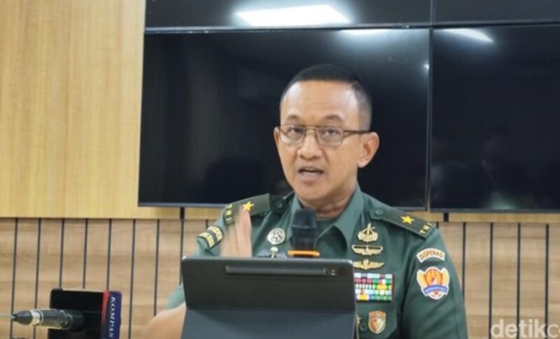 Kepala Dinas Penerangan Angkatan Darat (Kadispenad) Brigjen TNI Wahyu Yudhayana menyebutkan Kasus Kematian Prada Lucky, jumlah tersangka anggota TNI bertambah menjadi 20 Orang, ucapnya di Mabes TNI AD, Jakarta Pusat, Senin (11/8/2025) (Foto: Istimewa).