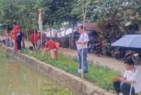 Peserta lomba mancing ikan memadati tepian kolam di halaman Kantor Dinas Ketahanan Pangan dan Perikanan Toraja Utara, Rantepao, Jumat (15/8/2025) (Foto: Fred Sampebua').