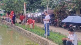 Peserta lomba mancing ikan memadati tepian kolam di halaman Kantor Dinas Ketahanan Pangan dan Perikanan Toraja Utara, Rantepao, Jumat (15/8/2025) (Foto: Fred Sampebua').