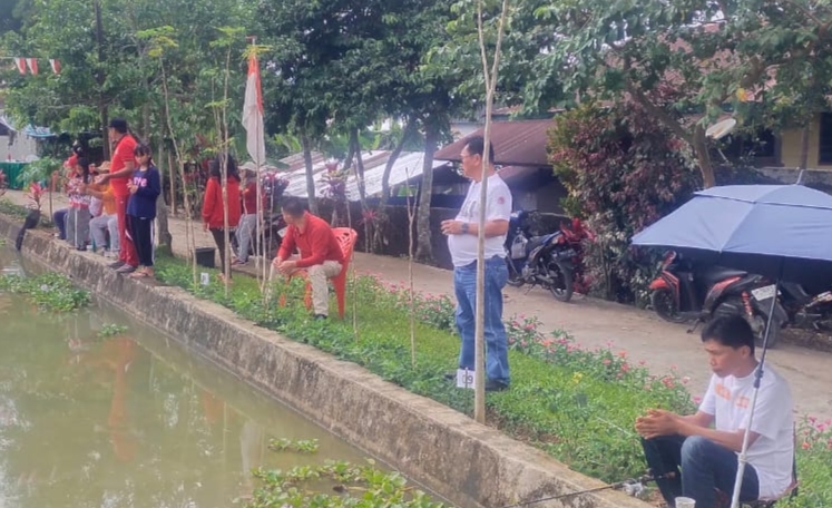 Peserta lomba mancing ikan memadati tepian kolam di halaman Kantor Dinas Ketahanan Pangan dan Perikanan Toraja Utara, Rantepao, Jumat (15/8/2025) (Foto: Fred Sampebua').