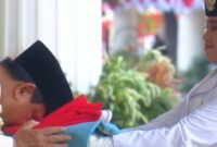 Presiden Prabowo Subianto mencium bendera Merah Putih sebelum diserahkan kepada pembawa baki Bianca Alessia Christabella Lantang pada Upacara HUT ke-80 RI di Istana Merdeka, Jakarta, Minggu (17/8/2025) (Foto: Istimewa).