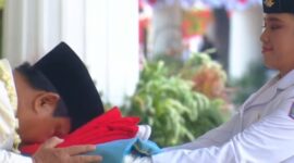 Presiden Prabowo Subianto mencium bendera Merah Putih sebelum diserahkan kepada pembawa baki Bianca Alessia Christabella Lantang pada Upacara HUT ke-80 RI di Istana Merdeka, Jakarta, Minggu (17/8/2025) (Foto: Istimewa).