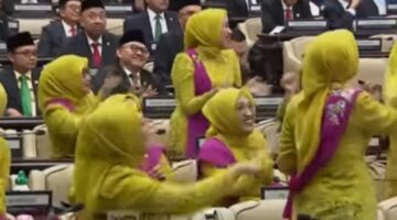 Aksi sejumlah anggota DPR RI yang terekam sedang berjoget dalam Sidang Tahunan MPR pada Jumat, (15/8/2025) (Foto: Tangkapan Layar).