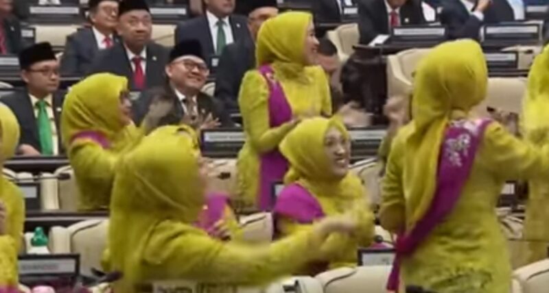 Aksi sejumlah anggota DPR RI yang terekam sedang berjoget dalam Sidang Tahunan MPR pada Jumat, (15/8/2025) (Foto: Tangkapan Layar).