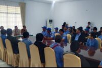 Puluhan karyawan Perumda Air Minum Toraja Utara saat menyampaikan aspirasi di ruang rapat DPRD Torut, Selasa (19/8/2025) (Foto: Fred).