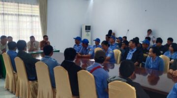 Puluhan karyawan Perumda Air Minum Toraja Utara saat menyampaikan aspirasi di ruang rapat DPRD Torut, Selasa (19/8/2025) (Foto: Fred).