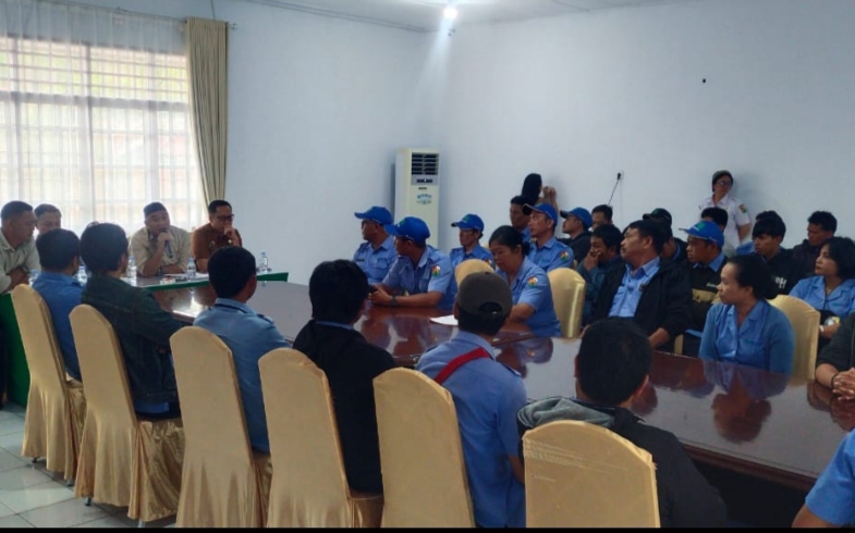 Puluhan karyawan Perumda Air Minum Toraja Utara saat menyampaikan aspirasi di ruang rapat DPRD Torut, Selasa (19/8/2025) (Foto: Fred).