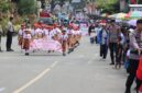 Peserta gerak jalan tingkat pelajar memeriahkan HUT RI ke-80 dengan pengamanan ketat personel Polres Tana Toraja di sepanjang jalur utama, Makale, Tana Toraja, Kamis (21/8/2025) (Foto: Humas).