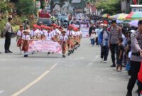 Peserta gerak jalan tingkat pelajar memeriahkan HUT RI ke-80 dengan pengamanan ketat personel Polres Tana Toraja di sepanjang jalur utama, Makale, Tana Toraja, Kamis (21/8/2025) (Foto: Humas).