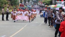 Peserta gerak jalan tingkat pelajar memeriahkan HUT RI ke-80 dengan pengamanan ketat personel Polres Tana Toraja di sepanjang jalur utama, Makale, Tana Toraja, Kamis (21/8/2025) (Foto: Humas).